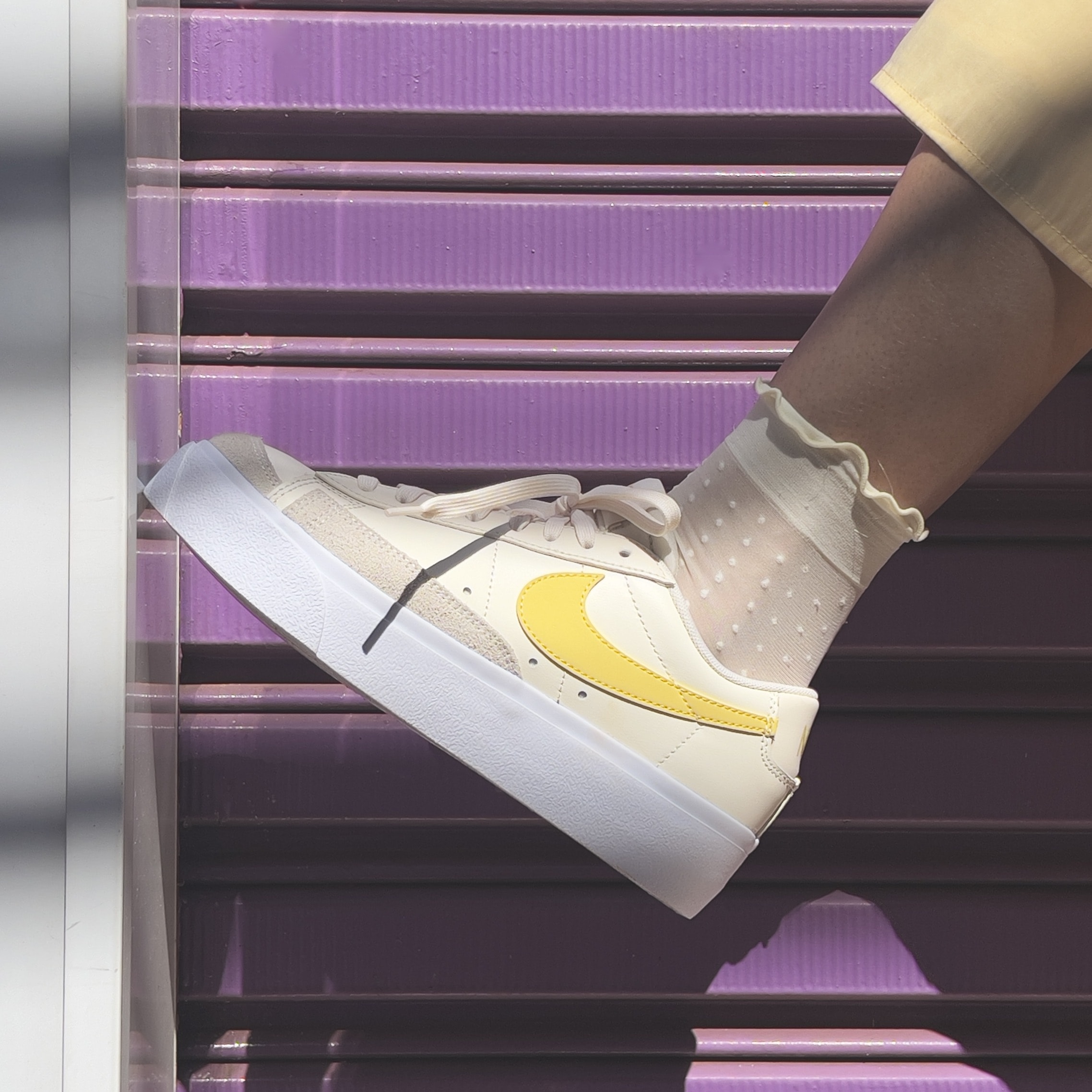 Tênis Nike Blazer Low Platform Pale Ivory White Saturn Gold Dj0292